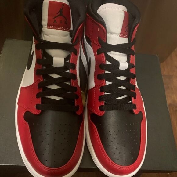 Nike Air Jordan 1 Mid Mens Chicago Black Toe Size  8.5 Gs  Red 554725-069